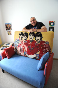 mr's beatles
        sofa